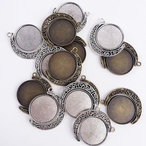 Elegante Base Girevole Portatile e Resistente per Collane, Accessorio in Metallo a Doppia Faccia per Creazioni Fai-da-Te e Punto Croce - Product Image 1
