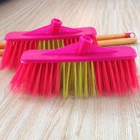 Rangée de balai en bois de soie douce balai simple en plastique amovible pour un usage domestique Style de main balai de bâton en bois en gros