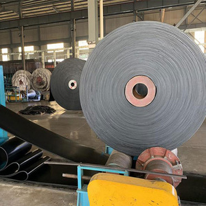 Bande transporteuse à crampons en caoutchouc bleu de qualité supérieure et durable pour l'exploitation minière, idéale pour les carrières minières, en vente - Product Image 1