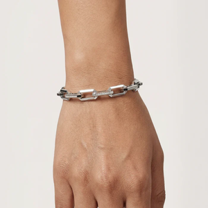 Pulsera de Plata con Eslabones Hexagonales y Detalles de Diamantes Blancos y Negros, Joyería Moderna, Geométrica, de Lujo, Elegante y Versátil - Product Image 3