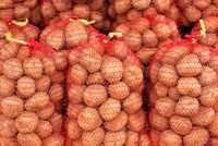 Op maat gemaakte Omai 25KG 50LB groente- en fruitzakken van PE Raschel-mesh met trekkoord voor uien, aardappelen en landbouwproducten (aanpasbaar)