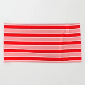 Serviette de plage antistatique en velours rouge et blanc pour les vacances de noël 100% coton biologique avec certificat GOTS pour l'extérieur - Product Image 1
