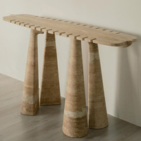 Table console en marbre travertin beige, plateau allongé de forme planche de surf, bord dentelé, quatre pieds coniques effilés, table d'entrée