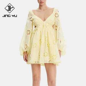 Le fabricant conçoit des robes de bal élégantes à décolleté en V profond et brodées, robes mini sur mesure 100 % polyester. - Product Image 2