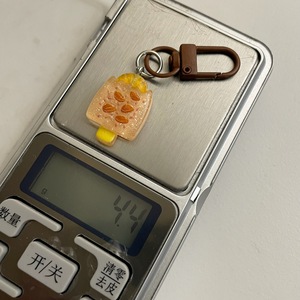 Porte-clés et breloque de sac en résine, design crème glacée aux fruits 3D et bâtonnet de glace, mignon et tendance, idéal comme cadeau - Product Image 3