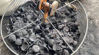 Four à biochar universel vertical de type palan pour la carbonisation des coques de noix de coco, des coques de noix et des briquettes de bois