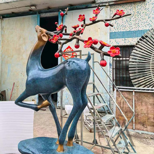 Statue d'animal élégante dorée en forme de cerf à bois de cerf, grand centre de table floral de luxe pour villas, jardins zen et cours. - Product Image 1