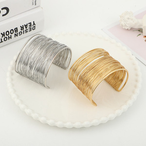 Brazalete abierto de metal de línea ancha de moda Pulsera de <span class=keywords><strong>mano</strong></span> para mujer - Product Image 1