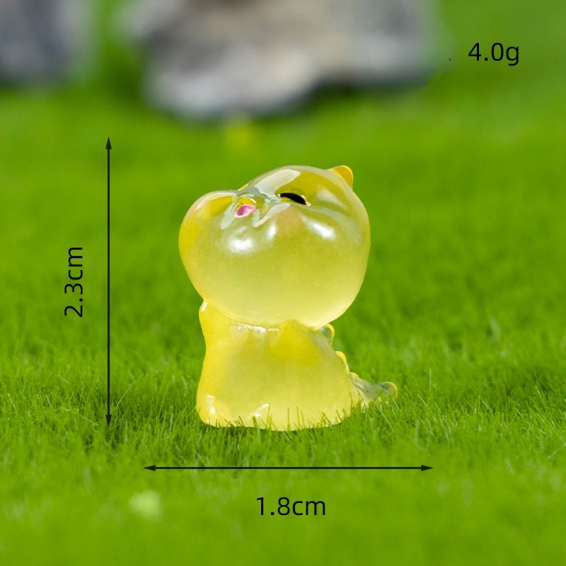 Dinosaure jaune lumineux regardant vers le haut
