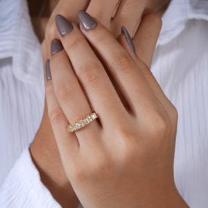 Elegante Anillo de Oro Amarillo con Diamantes en Forma de Media Eternidad para Mujer, Regalo de Boda, Compromiso o Aniversario, Joyería Fina de Lujo - Product Image 2