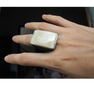 Bague captivante en corne de buffle à rayures noires et blanches Bague unisexe élégante parfaite pour les occasions de mariage et de cadeau - Product Image 1