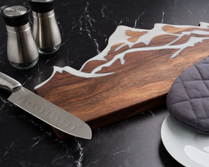 Planche à charcuterie en bois <span class=keywords><strong>de</strong></span> forme <span class=keywords><strong>montagne</strong></span> sur mesure, plateau <span class=keywords><strong>de</strong></span> service en noyer, incrustation époxy <span class=keywords><strong>fromage</strong></span>, viande, plateau <span class=keywords><strong>de</strong></span> fruits, - Product Image 5