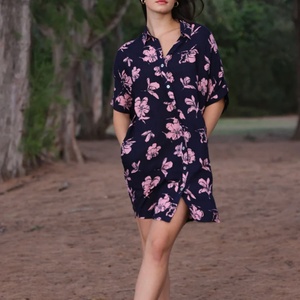 ชุดเดรสผ้าเรยอนพิมพ์ลายสไตล์ฮาวาย ระบายอากาศได้ดี ผิวสัมผัสนุ่มสบาย ผลิตตามแบบ OEM ซักแล้ว พร้อมส่ง - Product Image 4