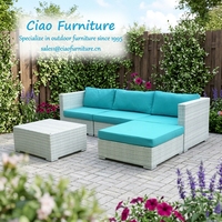 Weißes Polyrattan-Gartenmöbel-Set, Ecksofa mit Ottoman, Blaue Kissen, L-förmiges Ecksofa, Freizeitcouch