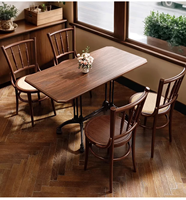 Table de restaurant classique en bois massif avec base décorative en fonte pour bar, bistrot, café