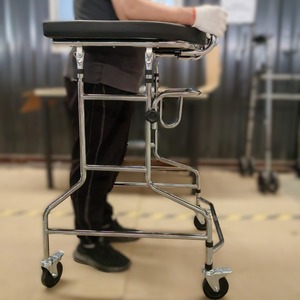Andador hemipléjico Lorenzo con asiento en forma de U, 11500g, ayuda para caminar y entrenamiento de extremidades inferiores - Product Image 1
