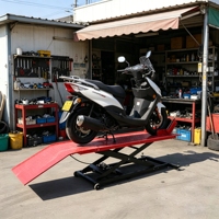 Table élévatrice pneumatique à ciseaux pour moto, capacité 800 lb, avec pédale et valve de décompression, et étau de roue pour réparation de motos