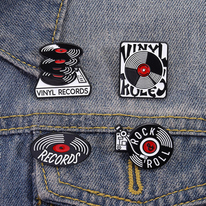 Insignia Coleccionable de Arte Moderno con Diseño de Línea <span class=keywords><strong>Espiral</strong></span> Abstracta Alrededor de un Disco de Vinilo, en Aleación Metálica Pulida - Product Image 2