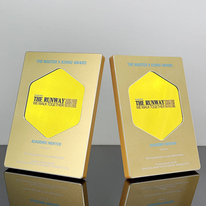 Plaque en métal doré, plaque de certificat en bois, trophées et récompenses avec éléments en aluminium aéronautique bleu, rouge, vert, violet et or - Product Image 1