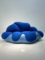 Canapé inclinable en forme d'arc de style minimaliste italien moderne avec revêtement en velours nuage pour petits salons et clubs - Design de luxe léger