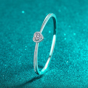 Brazalete en forma de corazón de diamante moissanita blanca temperamento elegante brazalete de boda de Plata de Ley 925 para mujer - Product Image 4