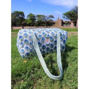 Bolsa de lona acolchada de algodón hecha a mano, ligera, duradera, con interior espacioso, elegante estampado de bloques, perfecta para viajes, gimnasio, fin de semana. - Product Image 1