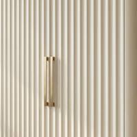 Système de placard modulaire intégré de style crème moderne pour chambre à coucher avec éclairage LED intégré et coins de sécurité arrondis