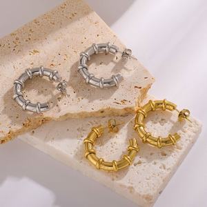 Boucles d'oreilles tendance en acier inoxydable plaqué or 18 carats avec pierre naturelle vintage pour femme, non décolorantes, creuses en forme de C, polyvalentes et géométriques - Product Image 4