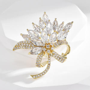 Broche de mariage tendance de luxe, pierres en zircon colorées, alliage plaqué or, design floral, bijoux pour femmes de haute qualité personnalisés - Product Image 2
