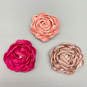 Rosas 3D hechas a mano de 7 cm, flores de tela para bricolaje, ropa, zapatos, sombreros y accesorios. - Product Image 3