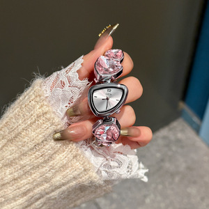 Reloj de pulsera de cuarzo con cristal verde y triángulo dorado para mujer - Product Image 6