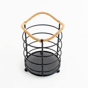 Porta Cubiertos de Metal Negro con Mango de Ratán - Product Image 4