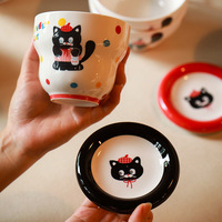 Nouvel ensemble de vaisselle de Noël 2025 en céramique rouge motif chat mignon, comprenant assiettes, bols, couverts et boîte cadeau, qualité alimentaire, idéal pour les cadeaux.