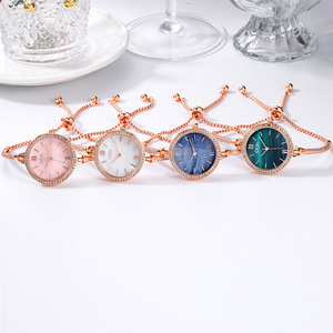Montre pour femme à l'esprit scintillant de Noël, bracelet minimaliste compact, étanche, quartz - Product Image 6