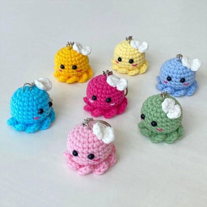 Llavero de pulpo de ganchillo, bonito colgante de peluche con forma de animal, diseño redondo con lazo blanco para bolso o mosquetón - Product Image 3