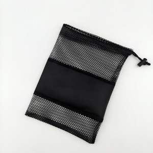 Sac en filet de polyester avec cordon de serrage et impression sérigraphique pour le rangement et les voyages - Product Image 3