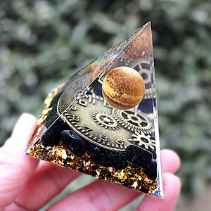 Adorno de Escritorio Piramidal de Resina Epoxi con Diseño de Engranajes de Reloj, Decoración Feng Shui, Paquete Individual - Product Image 2