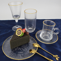 Vente en gros d'assiettes plates rondes en verre de 8 pouces plats de service assiettes de luxe avec bordure dorée ensemble de dîner fait main pour dîner