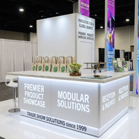 Stand d'exposition modulaire 20x20 avec éclairage arrière et enseigne suspendue pour CHAMPS Las Vegas 2027, affichages SEG rétroéclairés