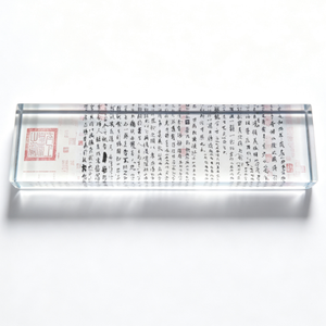 Figurina da Scrivania in Cristallo di Vetro Ecologico con Stampa di Scrittura Tradizionale Cinese, Incisa e Intagliata, di Airose - Product Image 1