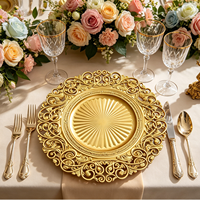 Assiettes de présentation de luxe dorées Wojia 13 pouces, bord creux, style européen, en plastique peint par poudrage, pour décoration de table de mariage et de banquet