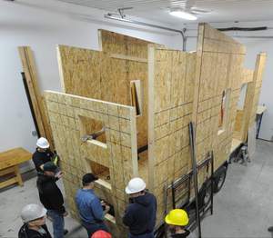 <span class=keywords><strong>Panneau</strong></span> de bois <span class=keywords><strong>OSB</strong></span> OSB3, <span class=keywords><strong>prix</strong></span> d'usine, vente directe, 1250*2500mm, 15mm, usage intérieur, surface finie - Product Image 6