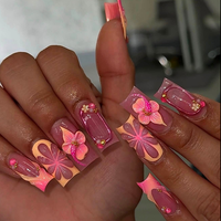 Faux Ongles Courts Carrés Nude Faits Main en Acrylique avec French Manucure Jaune, Décorations 3D Fleurs Roses, Étoiles, Perles et Strass – Lot Complet