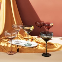 Verre à Martini Rayé – Design Rétro Luxe Léger, Rayures Verticales Colorées, Côtelé Dense, Fait Main, Écologique, Idéal pour les Fêtes