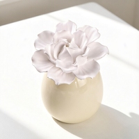 Diffuseur de parfum d'ambiance artisanal en céramique 150 ml avec fleur en porcelaine pour huiles essentielles et bâtonnets