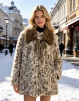Manteau en fausse fourrure pelucheuse personnalisé en polyester avec grand col, ruban à nouer, fermeture éclair sur le devant et poches latérales, coupe carrée, pour l'automne et l'hiver, style décontracté