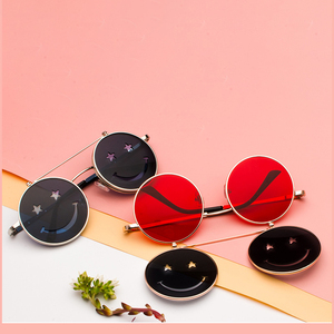 Occhiali da Sole Flip Double Stile Harajuku 3321 con Faccina Sorridente per Uomo e Donna, Montatura <span class=keywords><strong>in</strong></span> Metallo Oro e Argento, Occhiali Alla <span class=keywords><strong>Moda</strong></span> per Feste - Product Image 3