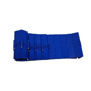 Bande transporteuse modulaire en plastique pour machines de traitement du plastique, type plaque, sur mesure, couleur bleue - Product Image 1