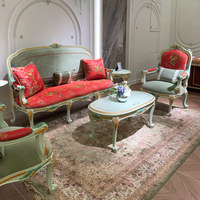 Ensemble de canapés classiques français en bois, cadre en bois massif peint à la main, tissu d'ameublement imprimé floral pour projet d'aménagement intérieur d'hôtel