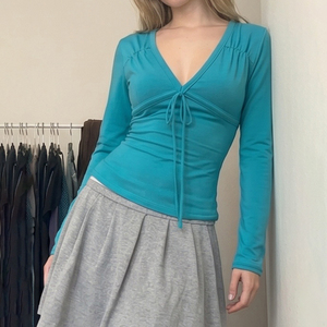 T-shirt décontracté pour femme à col en V profond, manches longues, avec cordon de serrage, coupe ajustée, extensible, couleur unie et froncé - Product Image 4